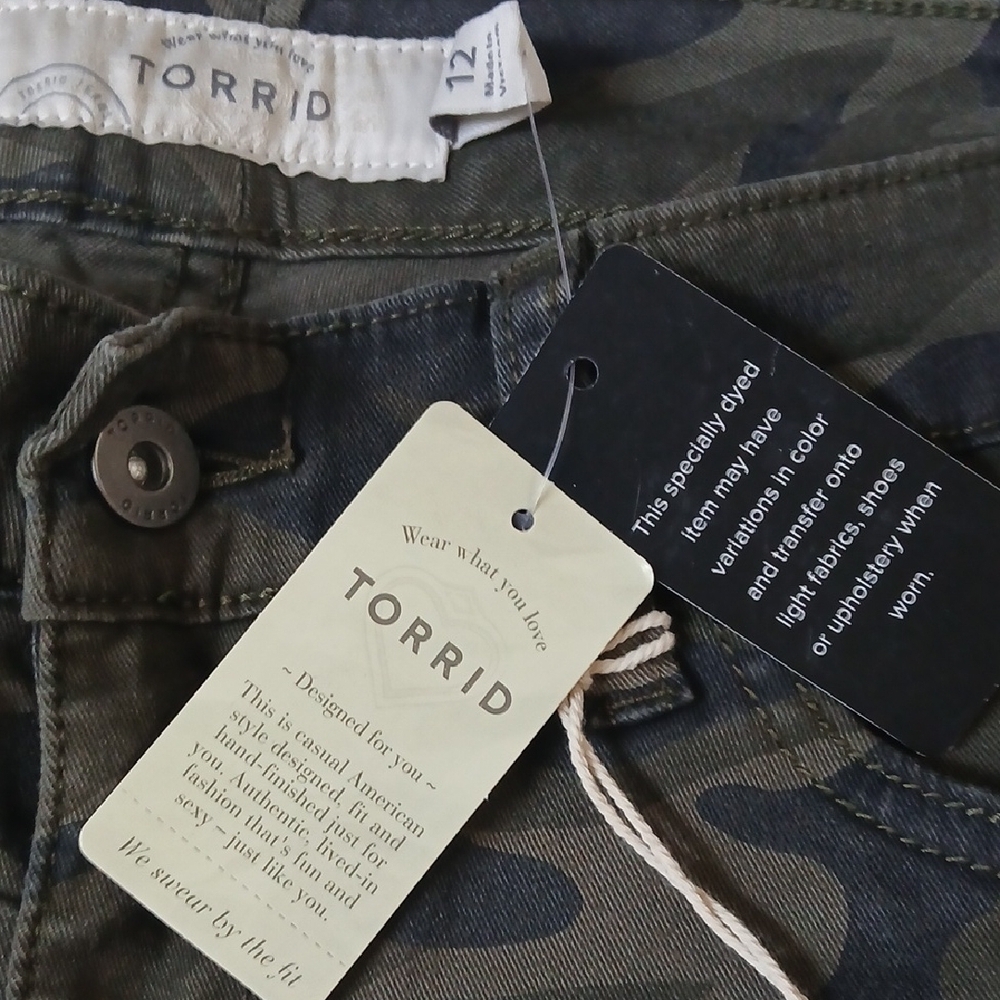 Torrid Camouflage Print Cropped Pants Size 12 Cotton/Spandex Blend - Picture 13 of 16
